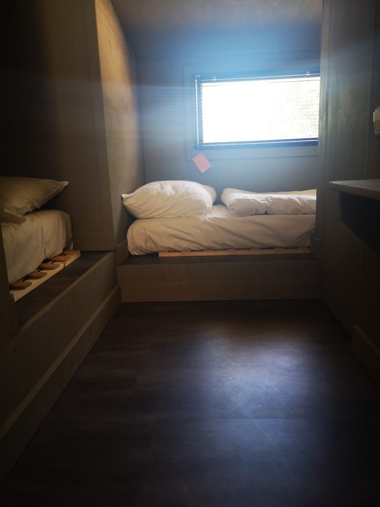 ein schlafzimmer mit einzelbetten im tiny house im ferienpark droompark maasduinen