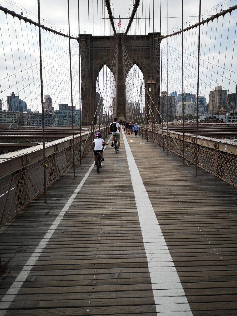 mit dem fahrrad über die brookly bridge