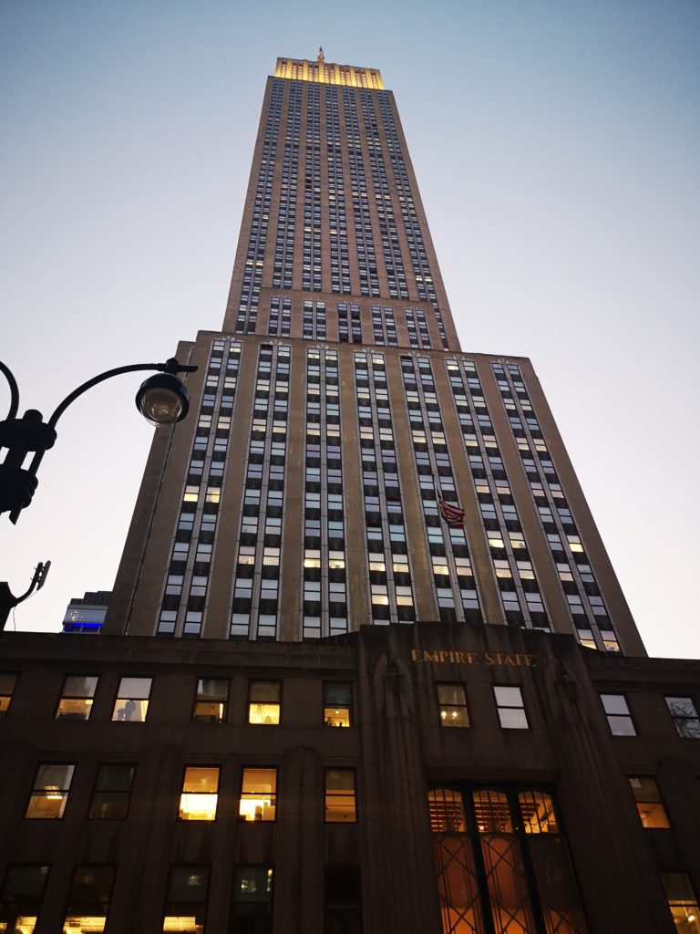 das empire state building am abend