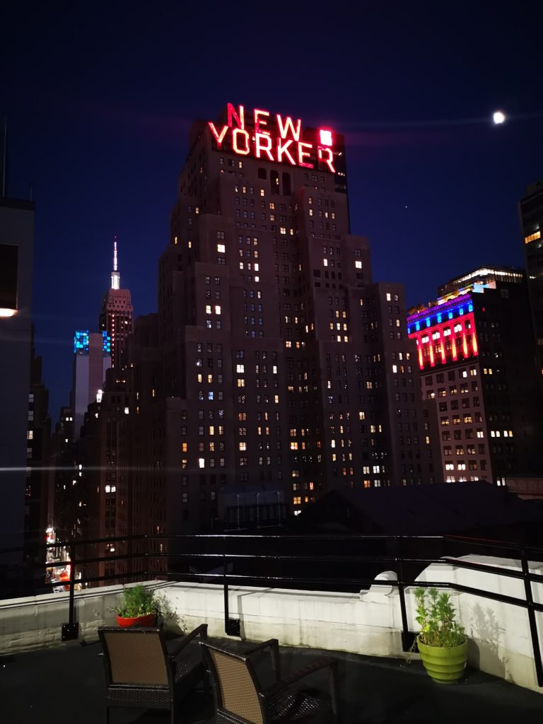 blick auf das new yorker hotel vom tryp hotel aus