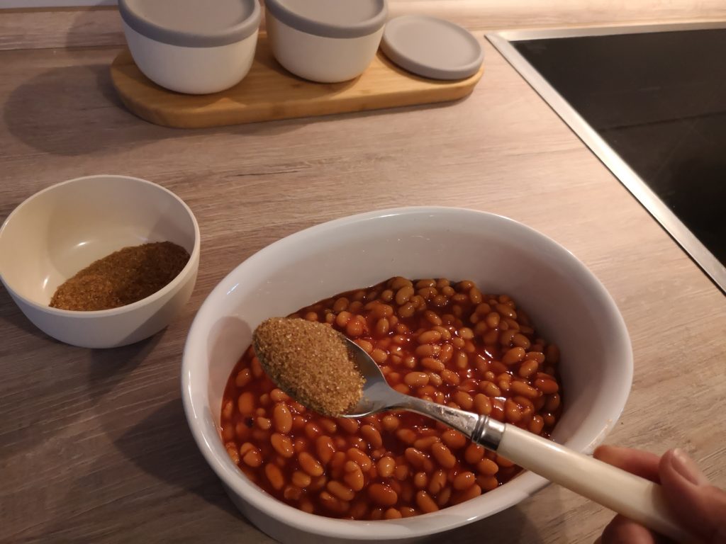 der braune zucker woird unter die bohnen gemischt