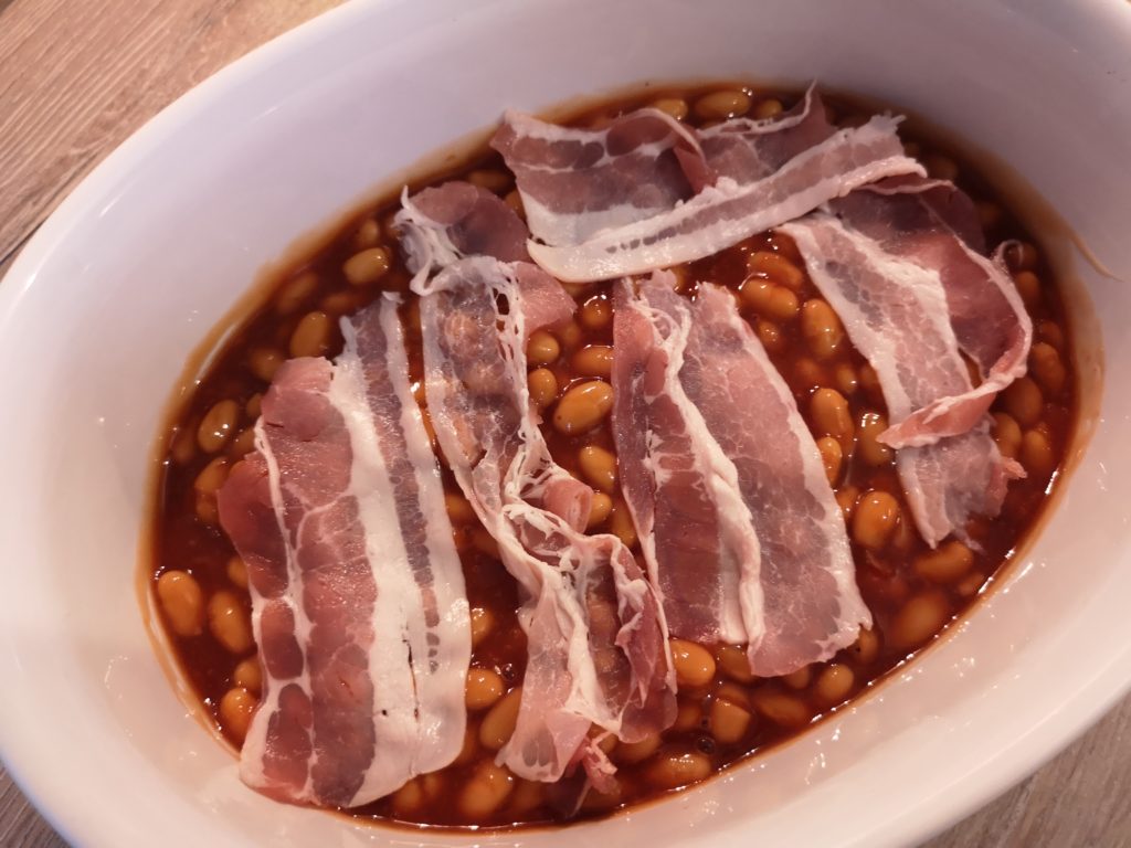 auf die baked beans kommt traditionell bacon