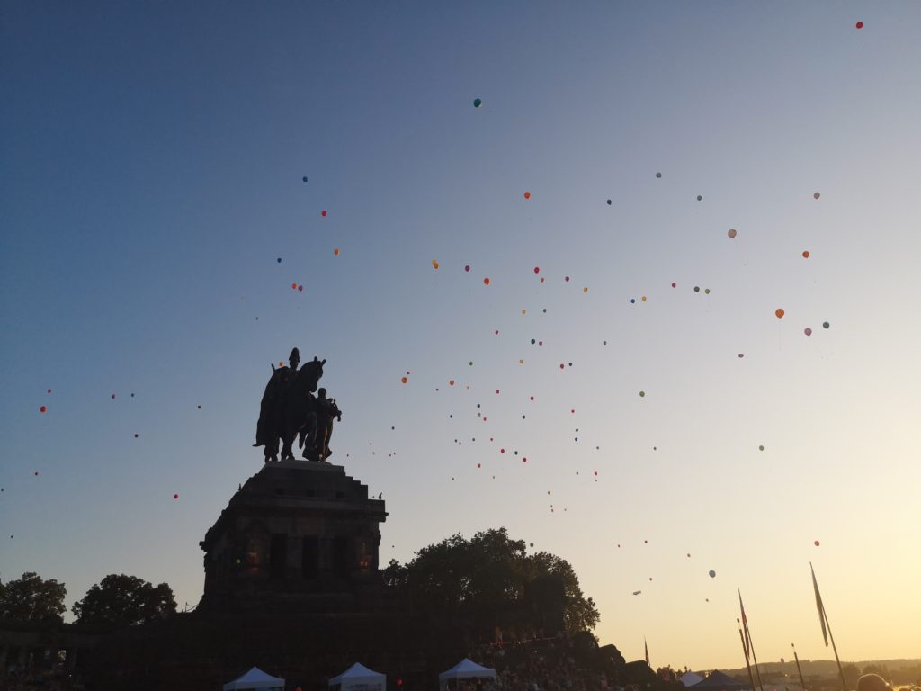 austeigende luftballons beim taschenlampenkonzert in koblenz