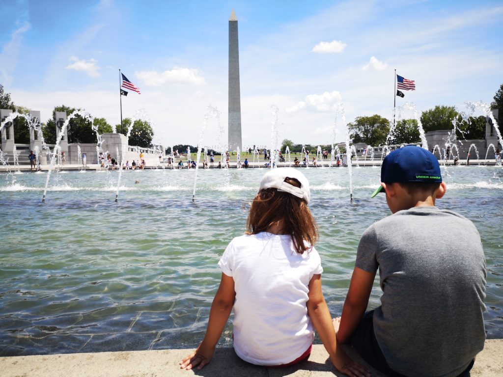 füße kühlen im brunnen am world war 2 memorrial in washington