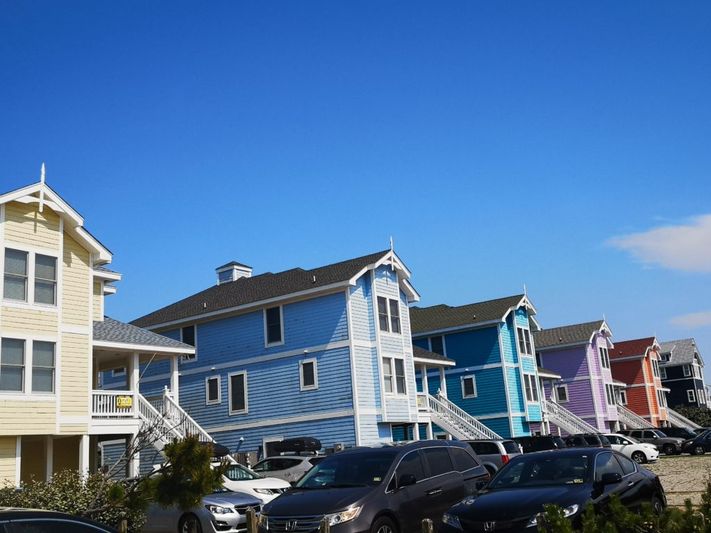 pastellfarbene häuser auf den outer banks