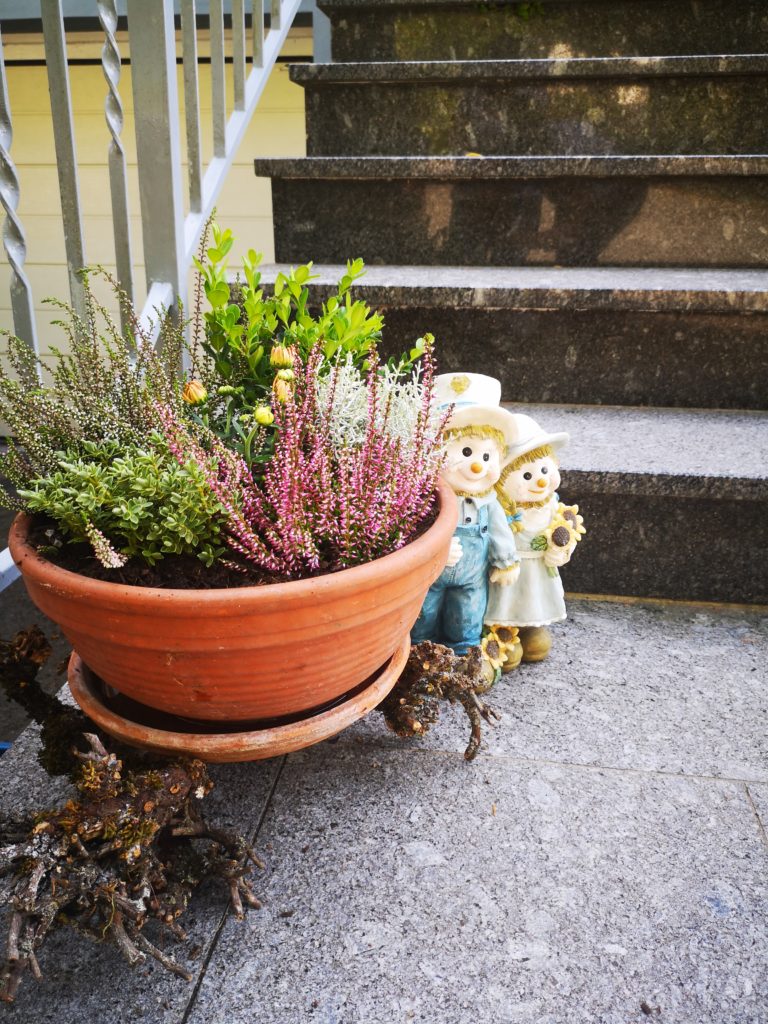 herbstdeko vor der tür