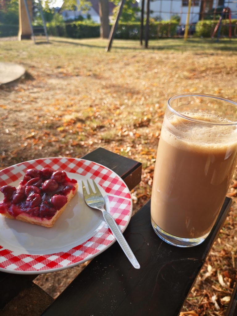 mit eiskaffee und kuchen auf den spielplatz