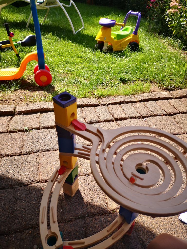 mit der murmelbahn im garten spielen