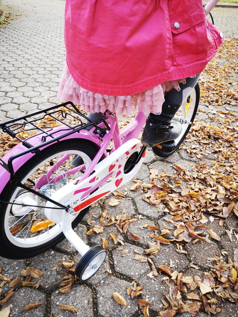 ein fahrrad mit stützrädern für einen besseren start