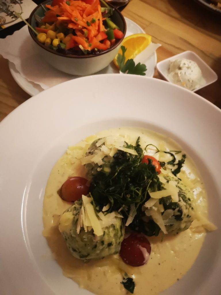 spinatknödel in parmesansoße