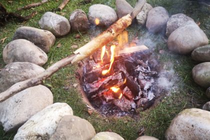 selbst gebaute feuerstelle im garten