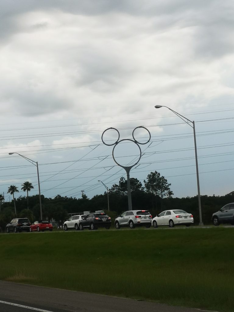 strommast in form vom mickey maus kopf in orlando