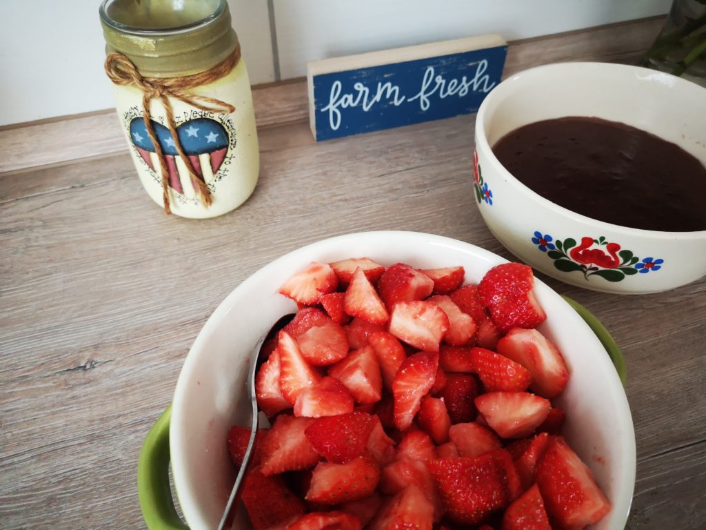 schokopudding mit erdbeeren als dessert