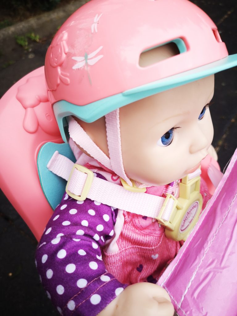 mit helm und fahrradsitz mit der baby annabell unterwegs