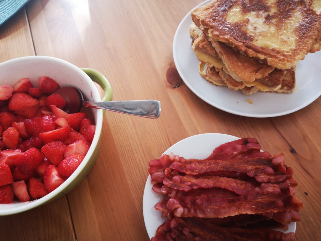 frühstück am sonntag mit french toast