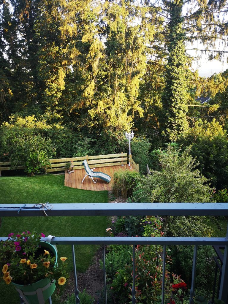 schöne aussicht vom balkon: blick ins grüne