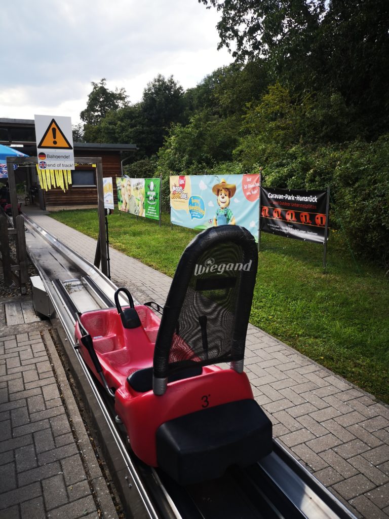 bequem und komfortable sind die schlitter der sommerrodelbahn