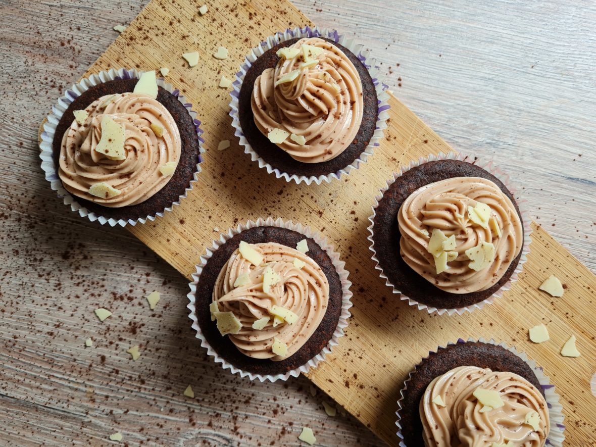 schokoladen cupcakes mit schokoladen frichkäse frosting