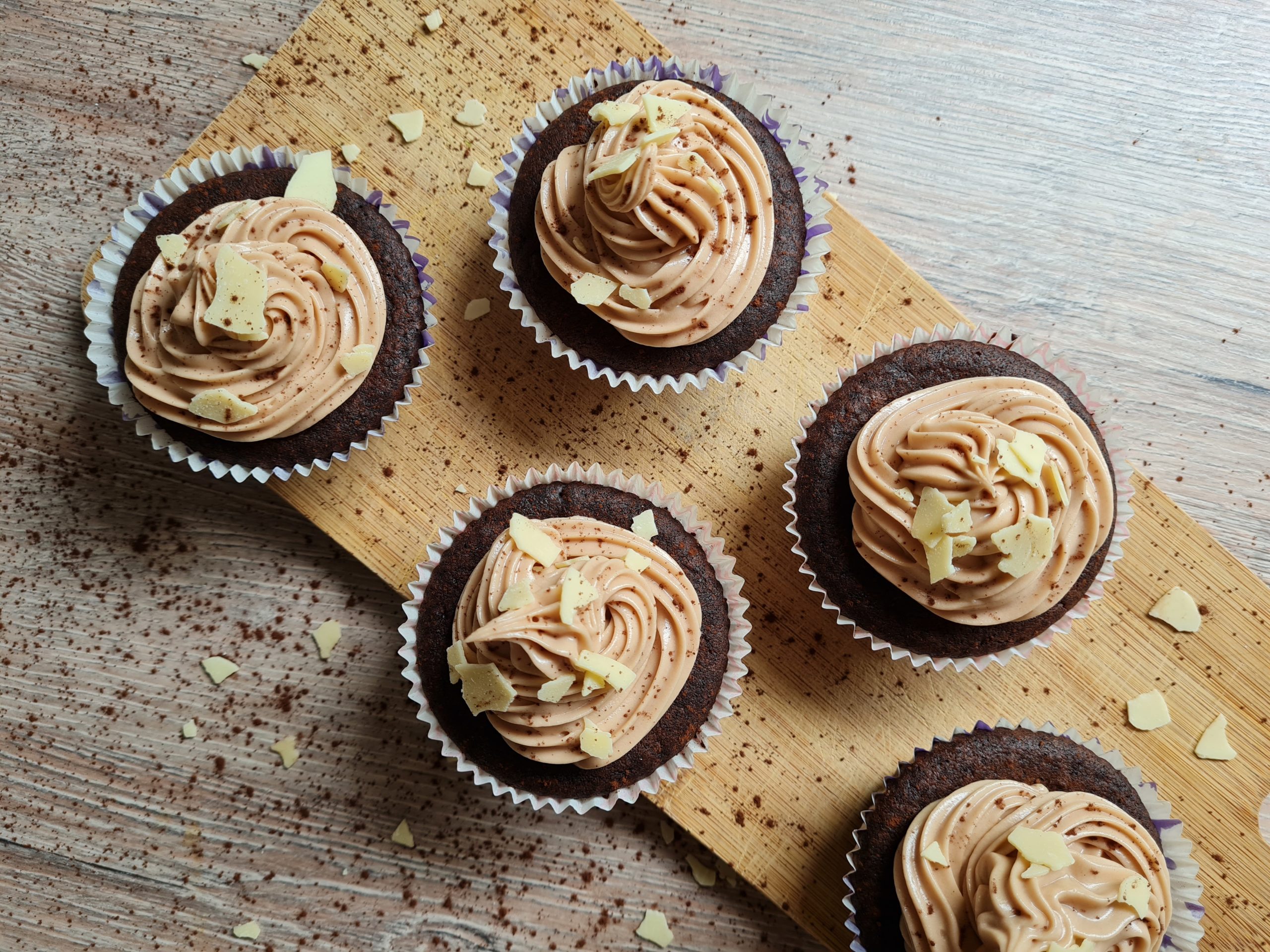 Rezept für kleine, feine Schokoladen Cupcakes mit cremigem Schokoladen ...