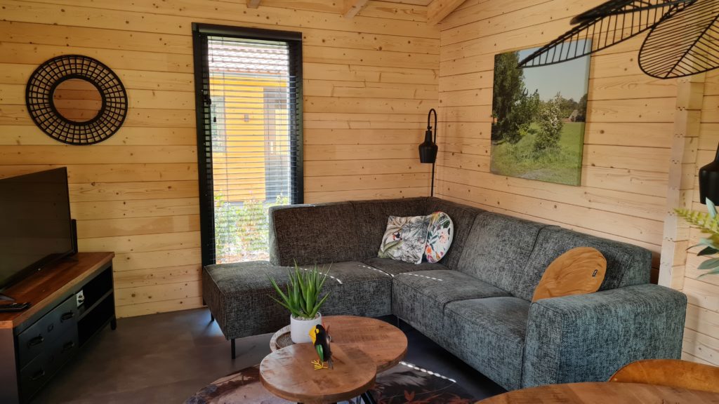das gemütliche wohnzimmer in der lodge vom campingpark hessenheem