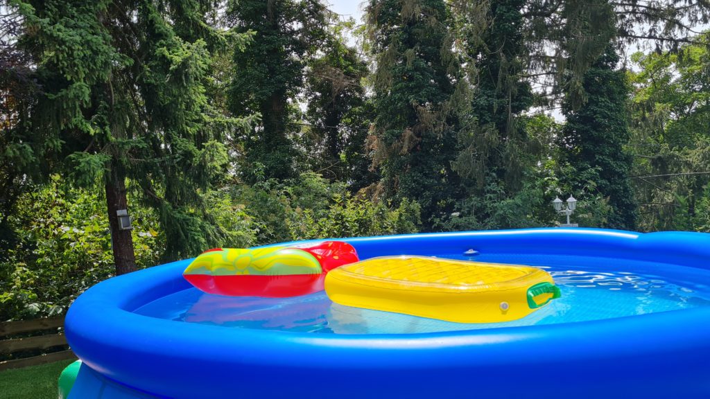 pool mit ananas luftmatratze