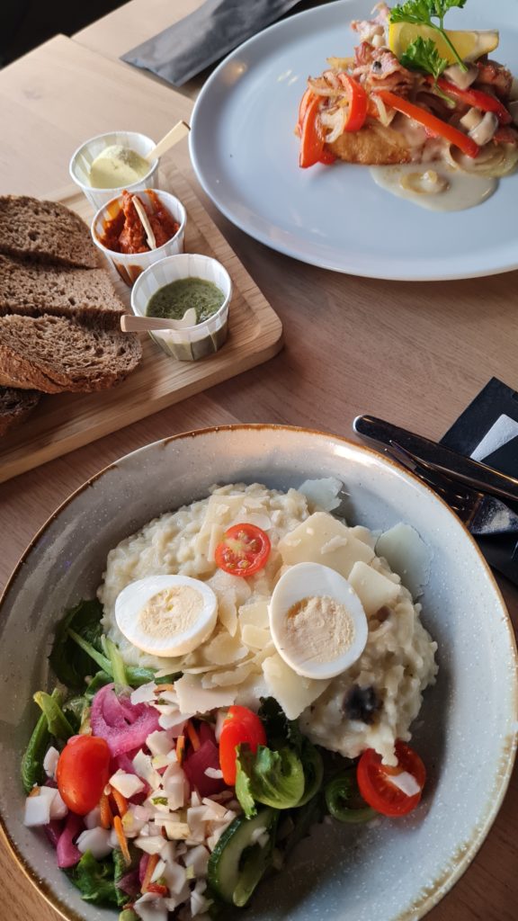 leckeres Abendessen im Restaurant SES