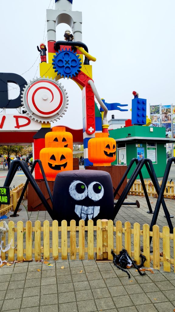 imposante LEGO Halloween Deko am Eingang zum LEGOLAND Deutschland