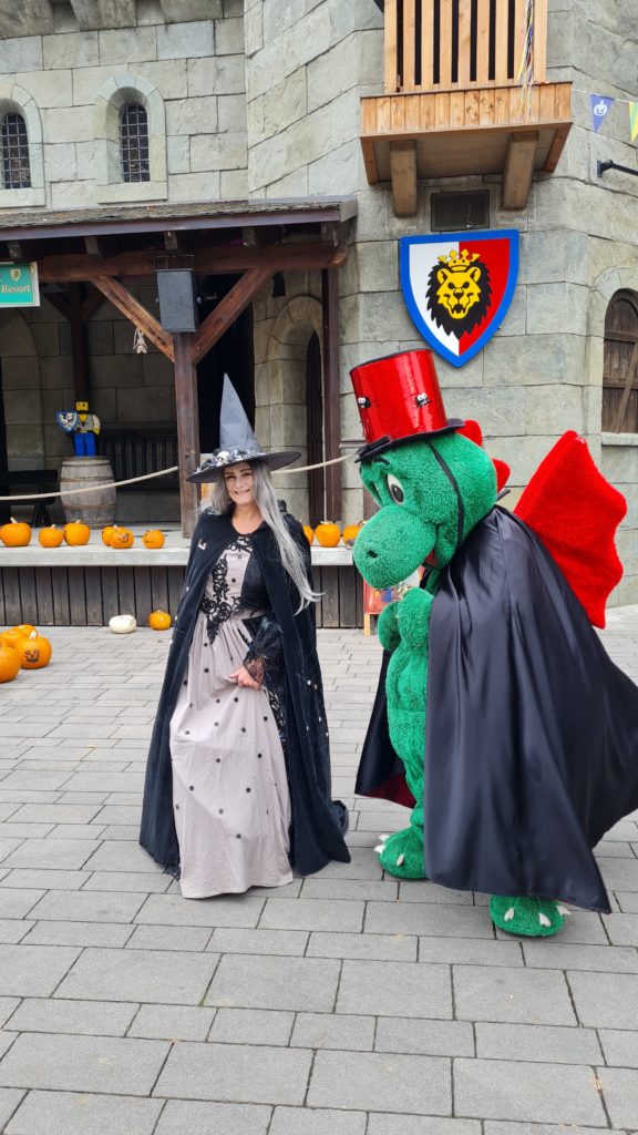 legoland drache olli mit einer hexe im legoland deutschland