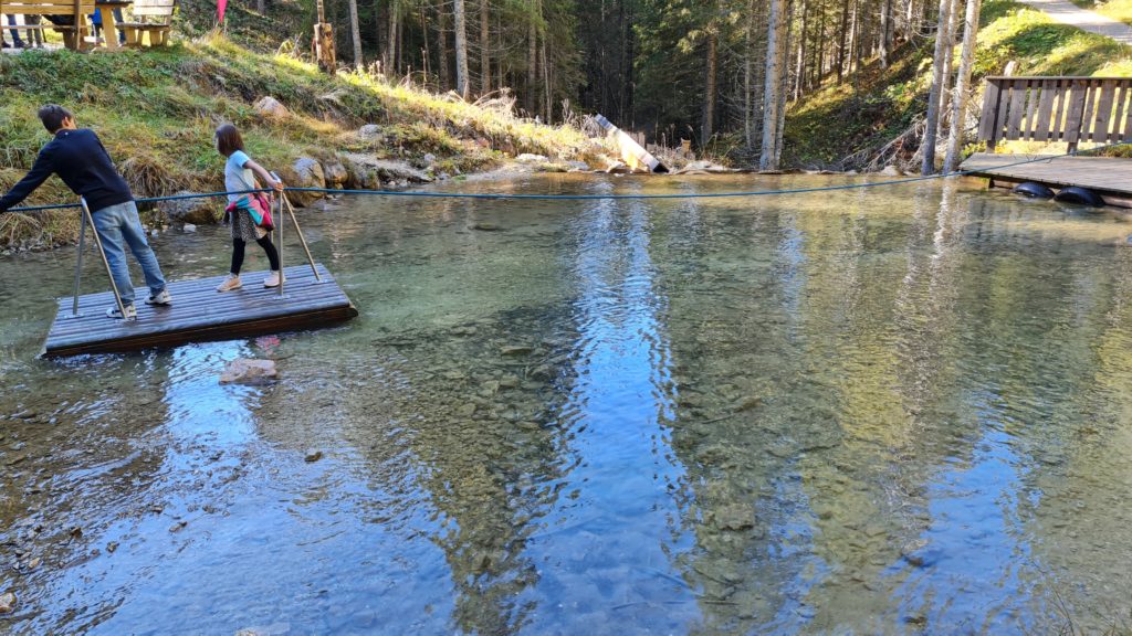 abenteuer mitten im wald: floßfahrt