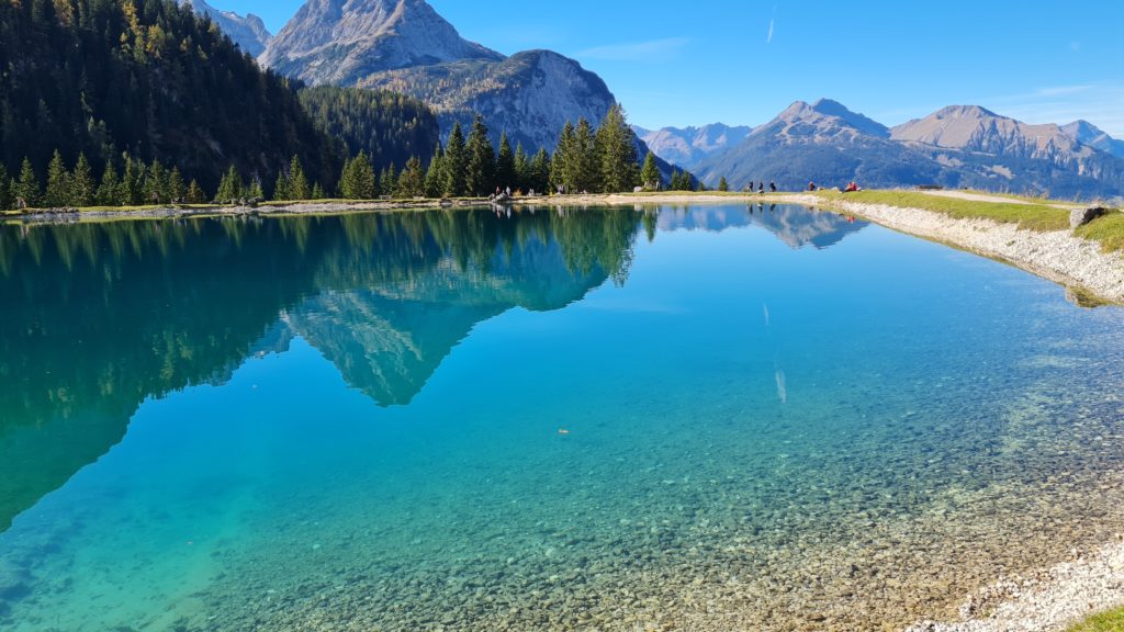 der wunderschöne almsee in tirol