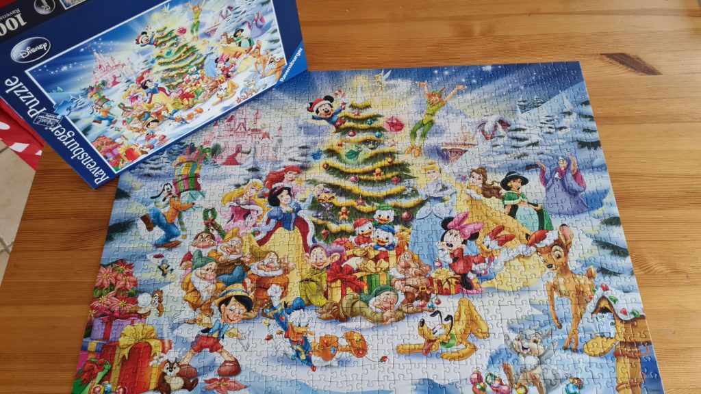 weihnachtspuzzle von ravensburger: disneys weihnachten