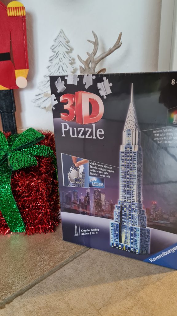 Weihnachtspuzzle von Ravensburger: Chrysler Building bei Nacht