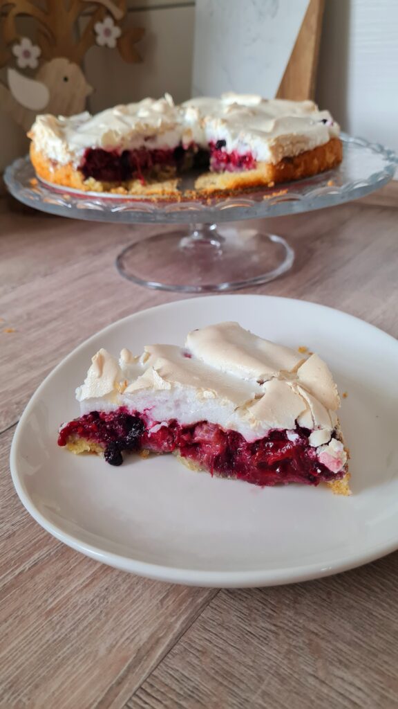 rezept für einen leckeren Beeren-Baiser-Kuchen