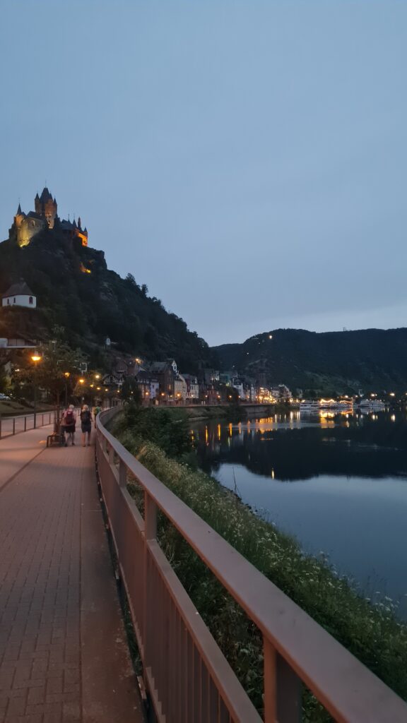 spaziergang an der moselpromenade