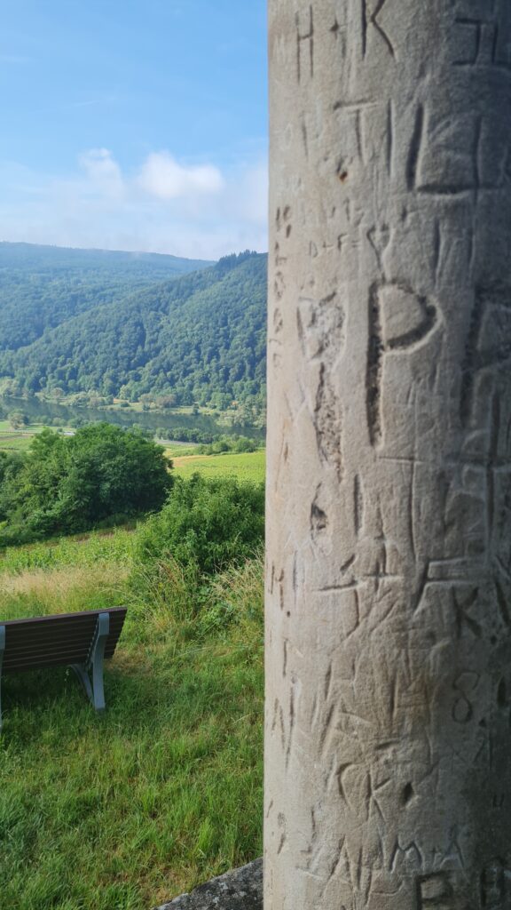 blick auf die mosel von den römischen grabkammern in nehren