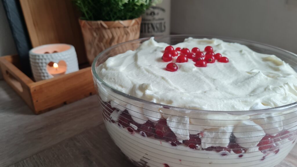 schnelles sommerdessert mit himbeeren und johannisbeeren