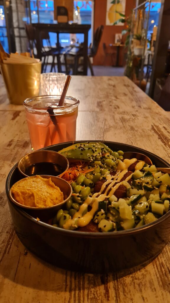 leckere Bowl im Restaurant Lemonade Food & Drinks