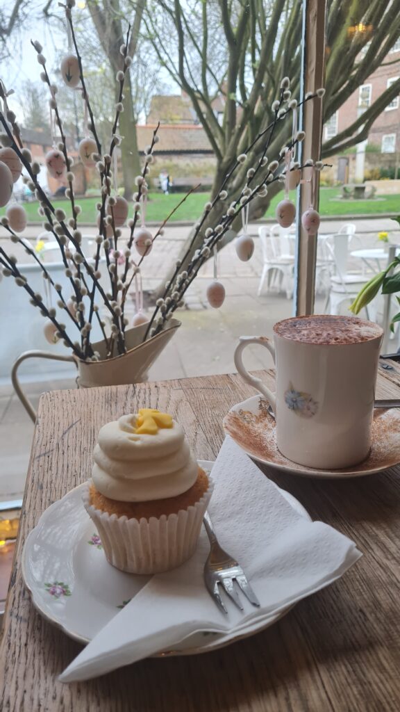 Ein Lemon Cupcake im The Vanilla Cafe in York