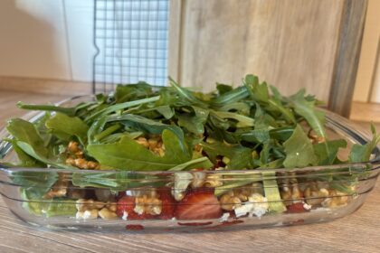 sommersalat mit erdbeeren