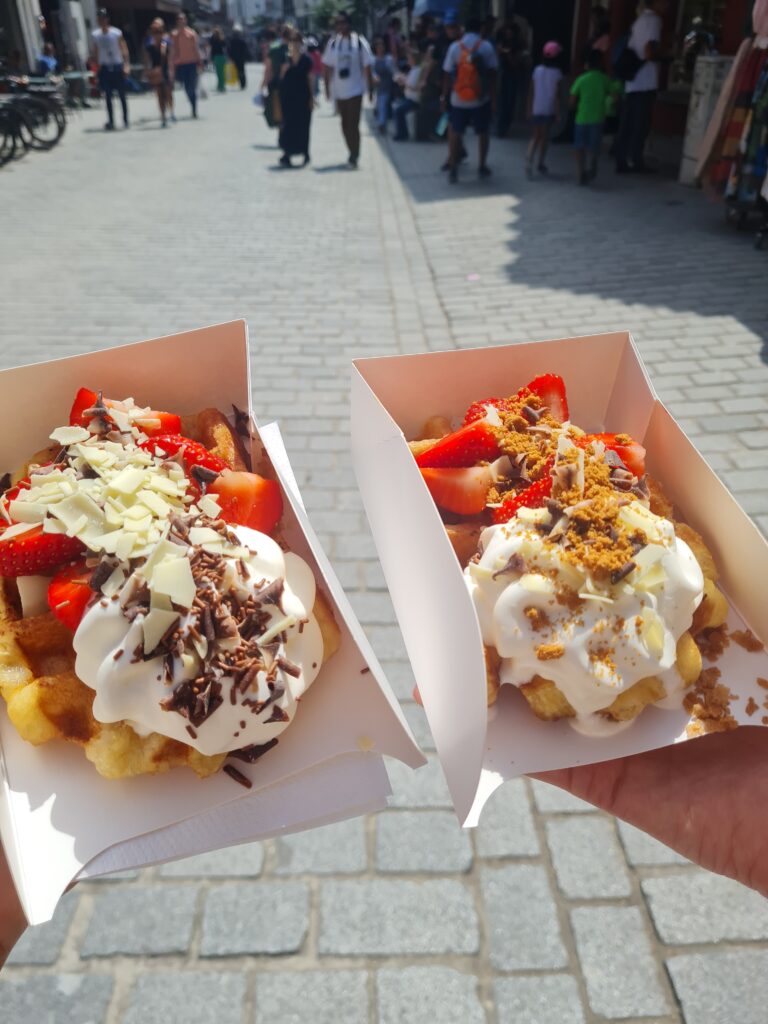 Brügge Wochenende: leckere Waffeln so weit das Auge reicht
