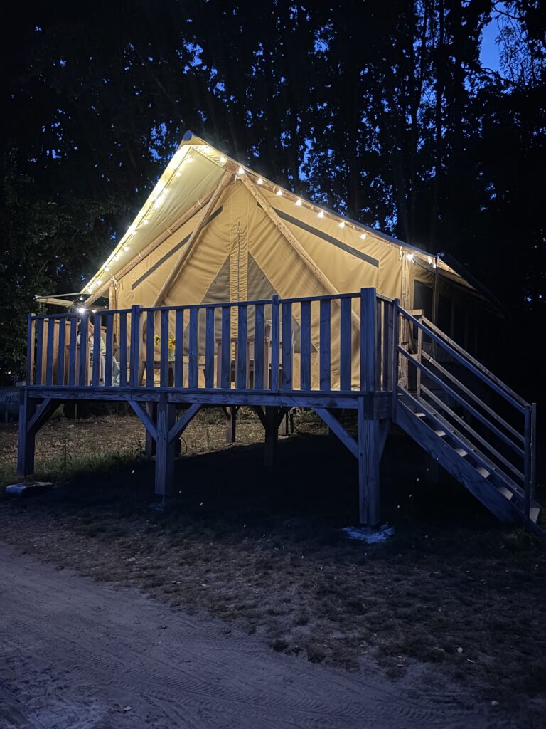Familienwochenende Campingplatz Schaartven: Glamping Zelt am Abend