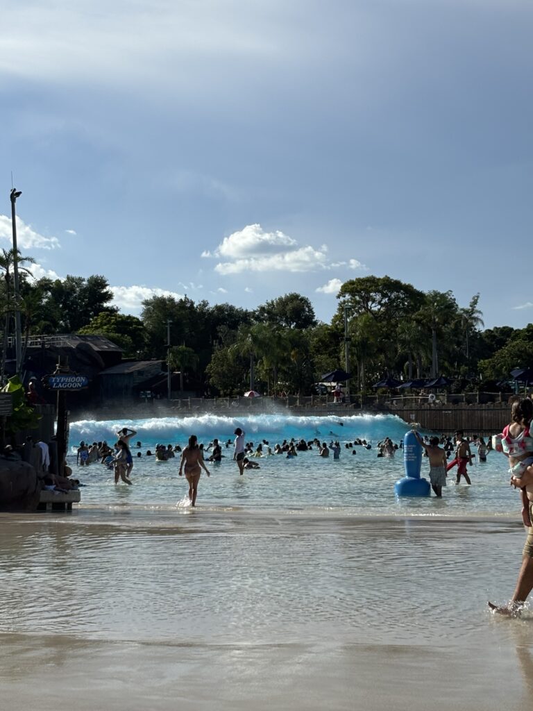 Im Typhoon Lagoon gibt es einen der größten Wellenpools der Welt