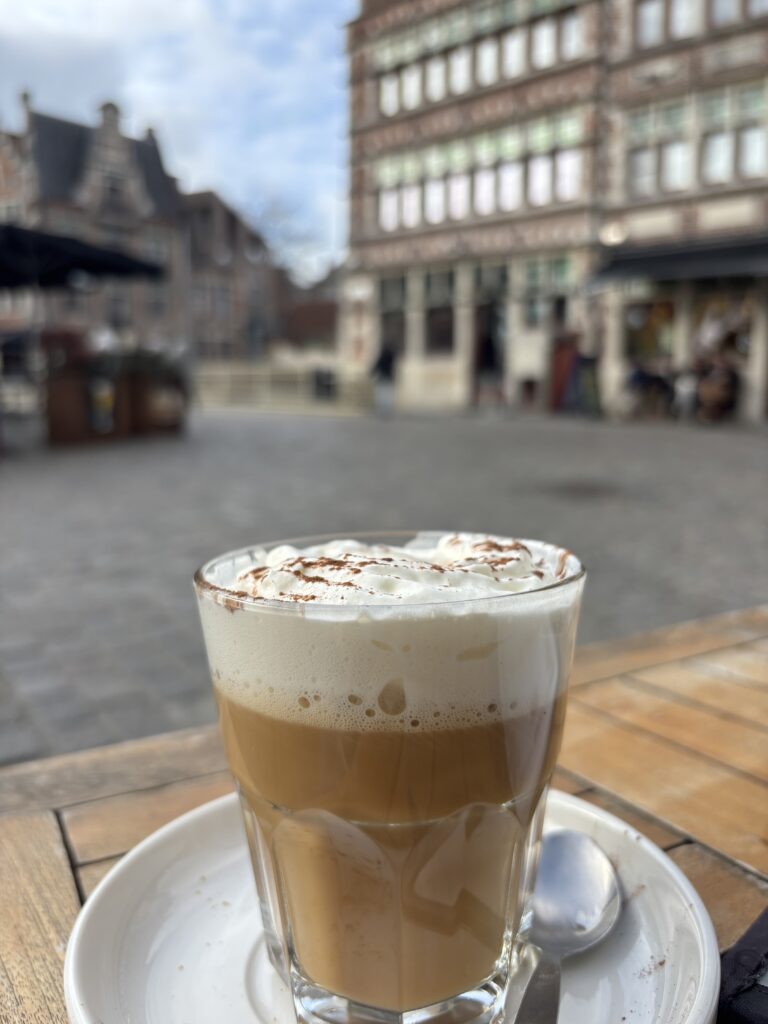 Familientrip nach Gent: Kaffeepause am Graslei