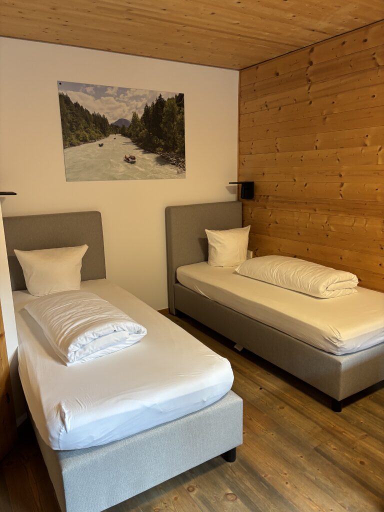 Modern eingerichtet sind die Zweibettzimmer der Area47.
