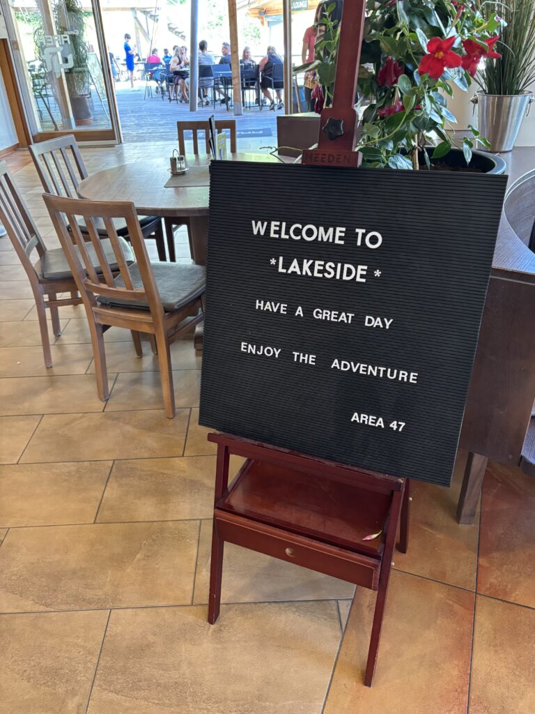 Frühstück gibt es im Lakeside Restaurant.